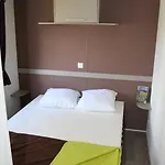 4 Etoiles - Piscine - Eed0fi Kamp alanı *