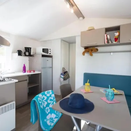 4 Etoiles - Piscine - Eed0fi Kamp alanı